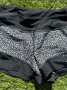 Lululemon black & White lined Patterned  Shorts